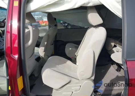 2012 Toyota Sienna Le V6 8 Passenger z USA, uszkodzony, nr VIN 5TDKK3DC8CS265596